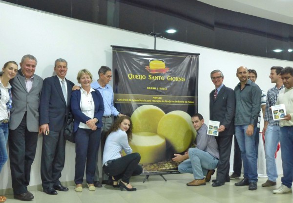 Foto di gruppo durante la presentazione del formaggio “Santo Giorno” a Francisco Beltrao tenutasi l’8 maggio u.s.
