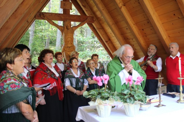 Un momento della Messa con il coro Voci dai cori
