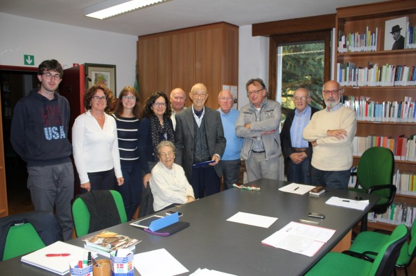 Foto di gruppo del comitato di redazione con la consegna della targa a Vincenzo Barcelloni Corte