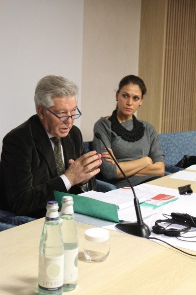 L’intervento dell’on. Ferrucio Pisoni, alla sua sinistra il direttore della Trentini nel Mondo, Anna Lanfranchi