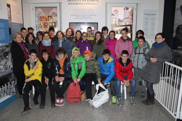 Foto di gruppo della classe terza B a conclusione della visita al MiM Belluno