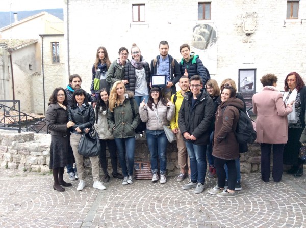 La classe IV Audiovisivi e Multimediale dell’Istituto Catullo davanti al museo di Gualdo Tadino subito dopo la premiazione. 