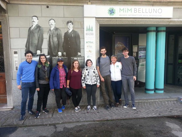 Foto di gruppo degli studenti dell’università di Boston davanti al MiM Belluno. 