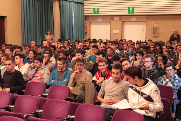 Gli studenti dell'ito Segato durante la presentazione del libro di Toni Ricciardi