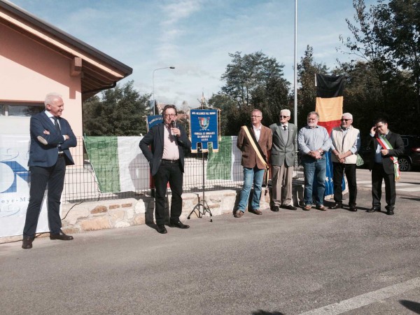 Un momento dell'intitolazione della via a Marchin. L'intervento di De Bona