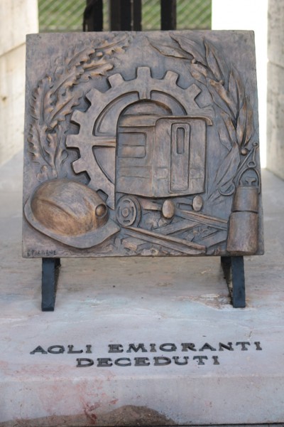 Il monumento di Sedico dedicato all’emigrante