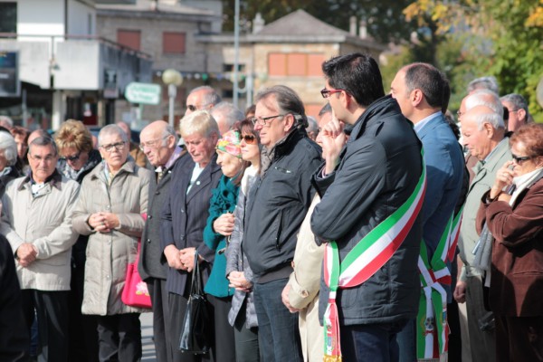 Parte del pubblico presente davanti al monumento dell’emigrante