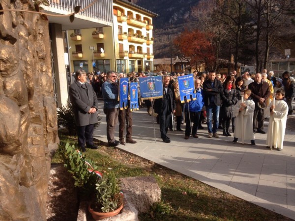 l corteo davanti al monumento dell’emigrante sito a Longarone 