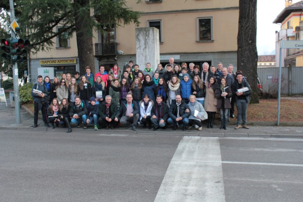 Foto di gruppo davanti alla sede ABM