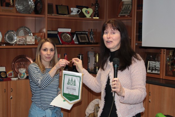Da destra la vice presidente Burigo consegna a Marieta di Gallo il gagliardetto dell’Associazione. 