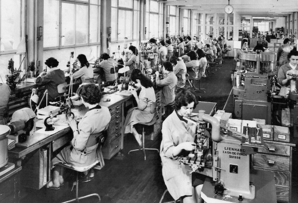 Le Locle,1962. Lavoratrici alla Tissot. Tra loro anche donne italiane.