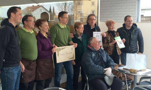 Foto di gruppo durante la consegna della pergamena