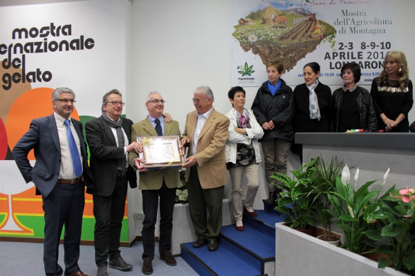 l momento della premiazione. Da sinistra Balzan, De Bona, Dalla Villa, Bortolot e le sorelle di Ivano Pocchiesa