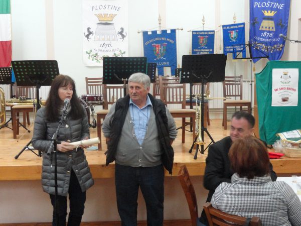 Plostine - Da sinistra la vicepresidente ABM Patrizia Burigo con il presidente della Storica Famiglia Bellunese di Plostine Antun Bruneta 