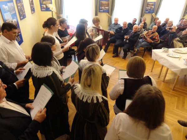 Lipik - l’esibizione del coro della Famiglia locale
