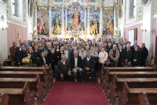 Kutina - Foto di gruppo all’interno della chiesa di kutina