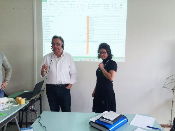 L’intervento del presidente De Bona con, alla sua sinistra, la professoressa De Felip.