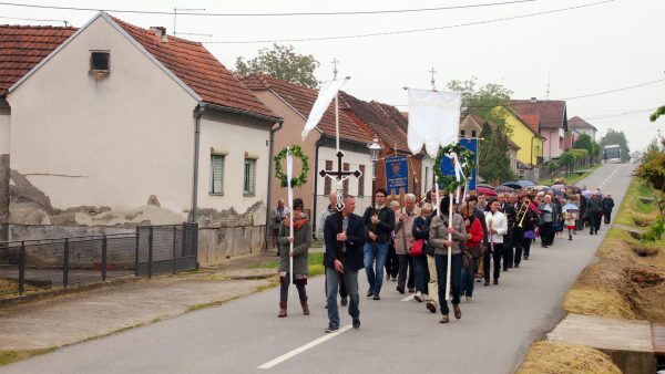 Plostine - un momento della processione nel paese di Plostine.