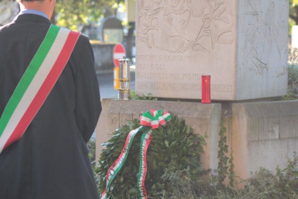 La deposizione della corona d’alloro davanti alla stele degli emigranti.