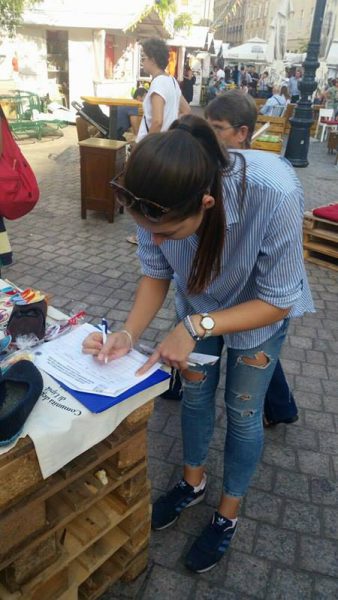 La raccolta firme a Zagabria a cura della Famiglia Bellunese di Lipik.