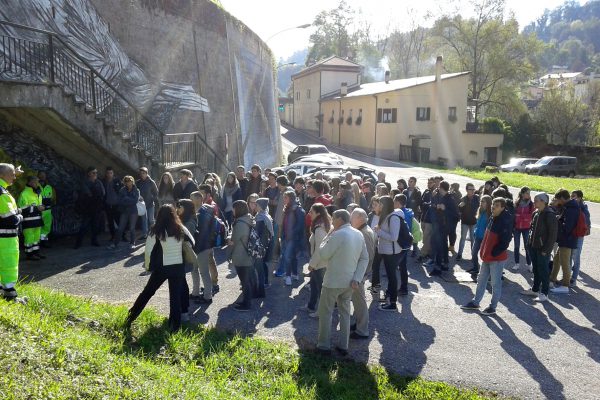 Gli alunni del Renier prima di accedere al rifugio antiaereo per la proiezione del docufilm “Il disastro del Mattmark”