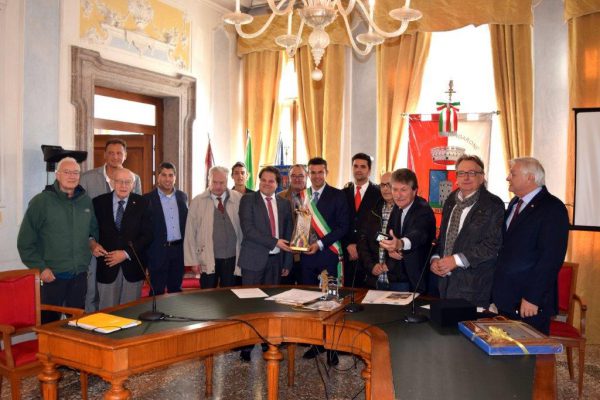 La cerimonia al Municipio di Longarone con i rappresentanti delle comunità gemellate di Longarone e Urussanga. Al centro, Roberto Padrin, sindaco di Longarone, e Luiz Henrique Martins, vice sindaco di Urussanga
