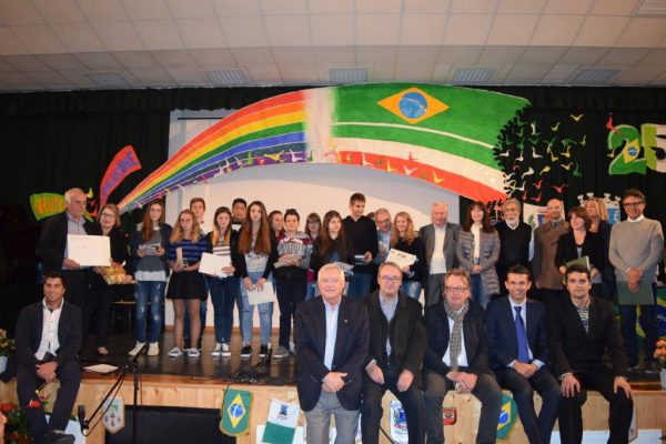 Un momento della cerimonia di premiazione con le autorità del Comune di Longarone, dell'ABM e della Famiglia emigranti ed ex emigranti del Longaronese.