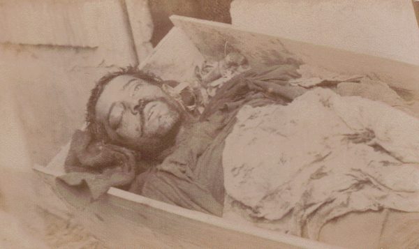 Una delle 10 vittime, Giovanni Bonetti, prima di essere sepolto ad Aigues-Mortes