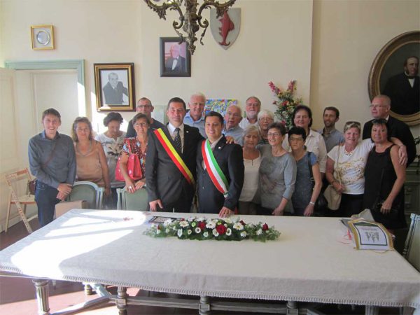 Sala del Muncipio di Marchin. Il Sindaco Eric Lombà ed il Sindaco Stefano Cesa con la delegazione zumellese.