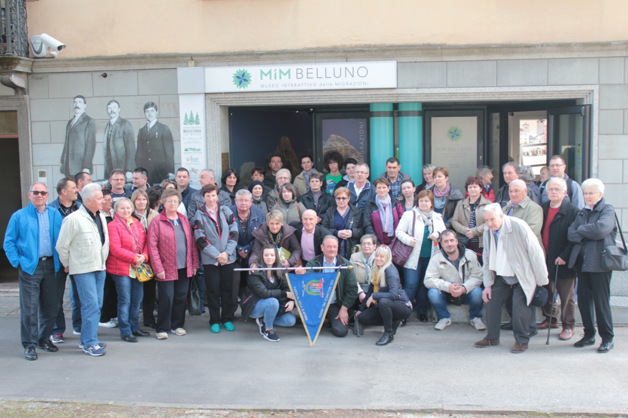 Foto di gruppo della comitiva davanti alla sede ABM Foto di gruppo della comitiva davanti alla sede ABM