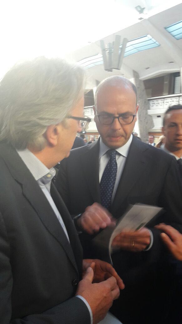 Il presidente De Bona consegna ad Alfano una lettera di impegni per le comunità di Italiani presenti all’estero Il presidente De Bona consegna ad Alfano una lettera di impegni per le comunità di Italiani presenti all’estero