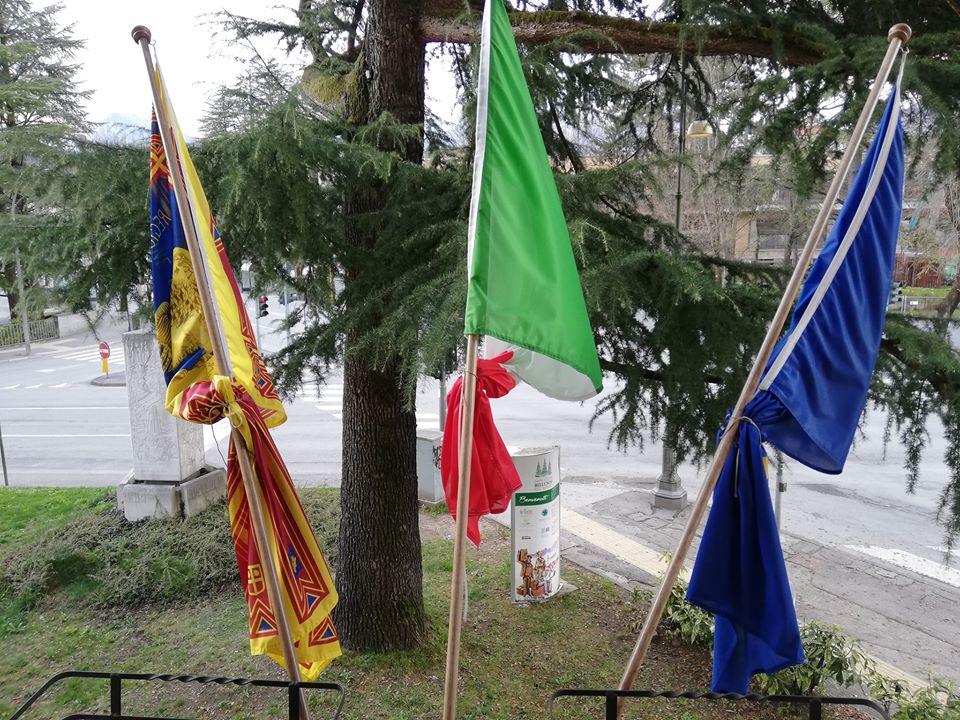 Il balcone della sede Abm in via Cavour 3 a Belluno con le bandiere a mezz'asta