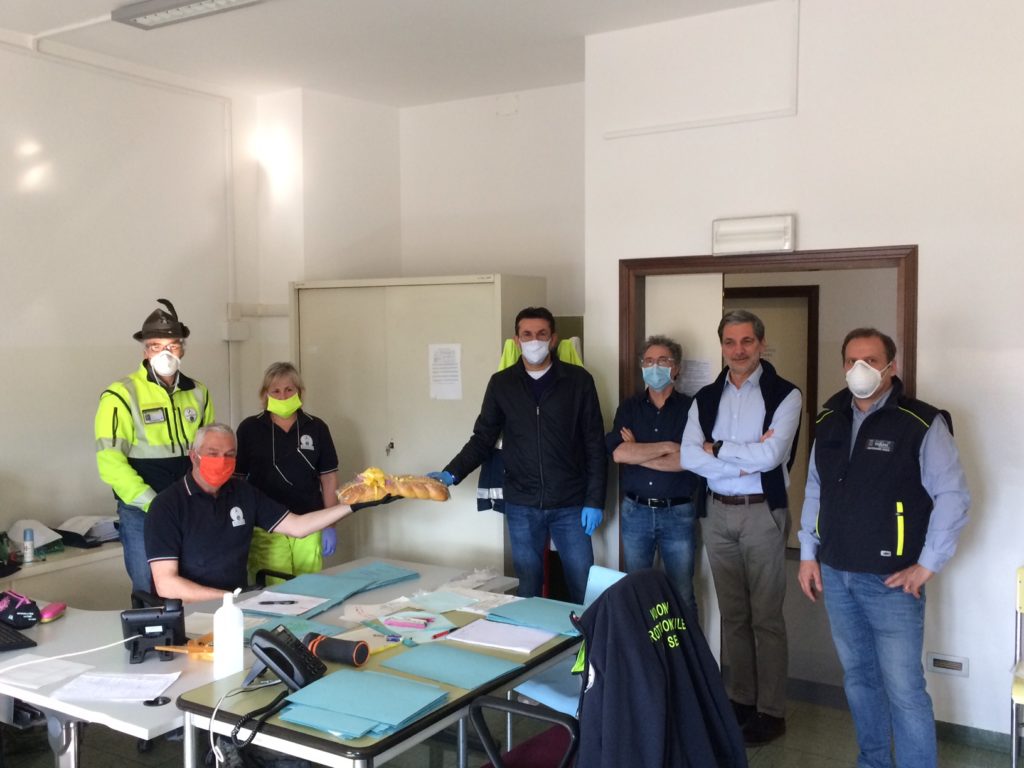 Gli auguri di Pasqua che il presidente e il consigliere provinciale Massimo Bortoluzzi stamattina hanno voluto portare ai volontari di Protezione Civile attivi in ospedale a Belluno