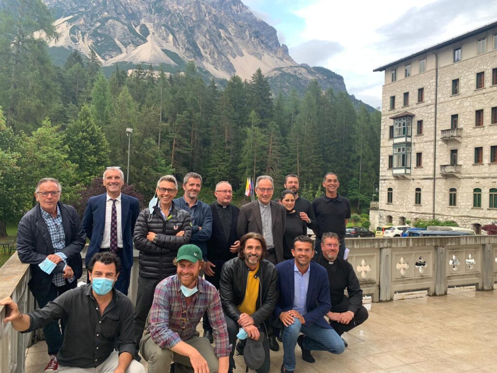 La troupe di "Un passo dal cielo" in Cadore con il presidente della Provincia Roberto Padrin, il sindaco di San Vito di Cadore Franco De Bon e il vescovo di Belluno-Feltre Renato Marangoni