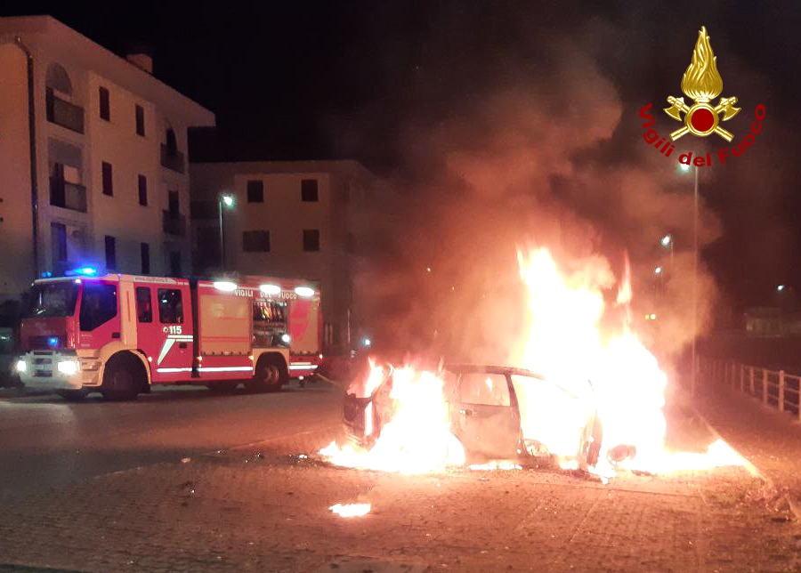 Auto in fiamme a Santa Giustina