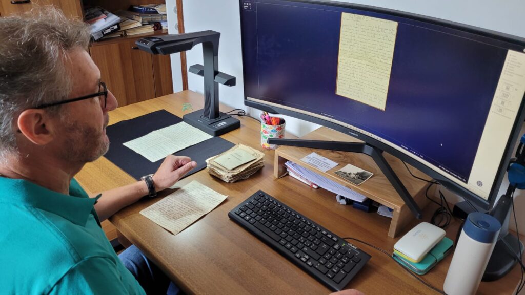 Nella foto Giuseppe Carrera durante la digitalizzazione di alcune lettere scritte da emigranti bellunesi