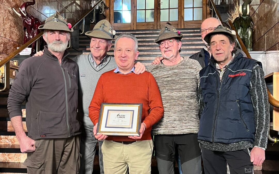 Lionello Gorza premiato dal gruppo Ana Lamon per il sostegno alle attività del territorio